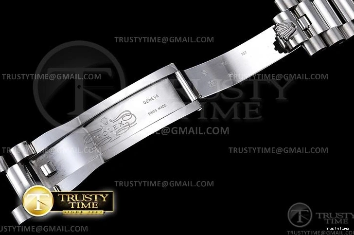 0810 RDD0220E – DayDate 36mm Functional 700
